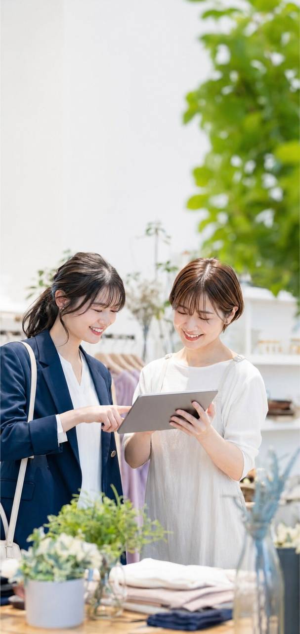 地域のお店の課題を聞く営業担当者